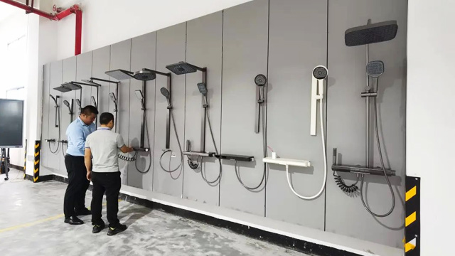 正安吸引“乡贤”郑一飞、郑二来，返乡创办九九影视水蜜桃卫浴