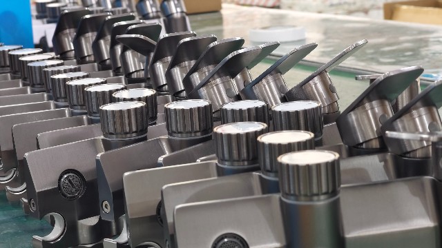 九九影视水蜜桃卫浴：为何太空铝花洒成家庭首选？